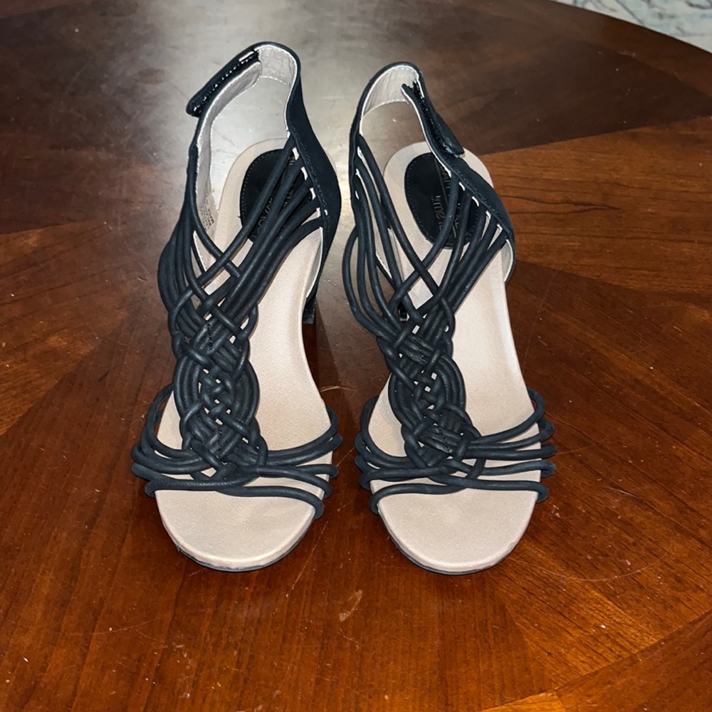 Adam Tucker Womens black and tan morgan sandals size 6M